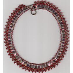 Collier Barely's rouge